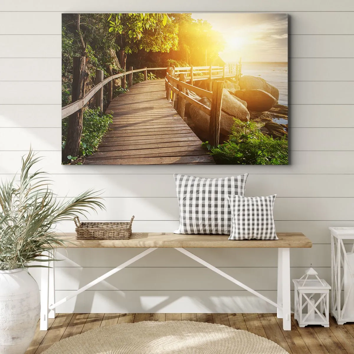 Bild auf Leinwand - Leinwandbild - Eine Holzbrücke im Grünen, die in den Sonnenstrahlen zum Meer führt - 100x70cm - Noch eine Wendung, ein weiteres Wunder - Moderne Wanddekoration für Wohnzimmer und Schlafzimmer ARTTOR