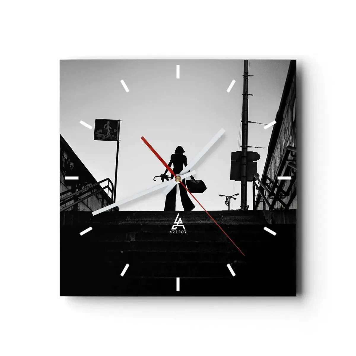 Wanduhr - Glasuhr - Eine Frauenfigur auf der Treppe in Schwarzweiß mit dynamischer Atmosphäre - 30x30cm - Städtisches Wandern - Moderne Wanddekoration für Wohnzimmer und Schlafzimmer ARTTOR