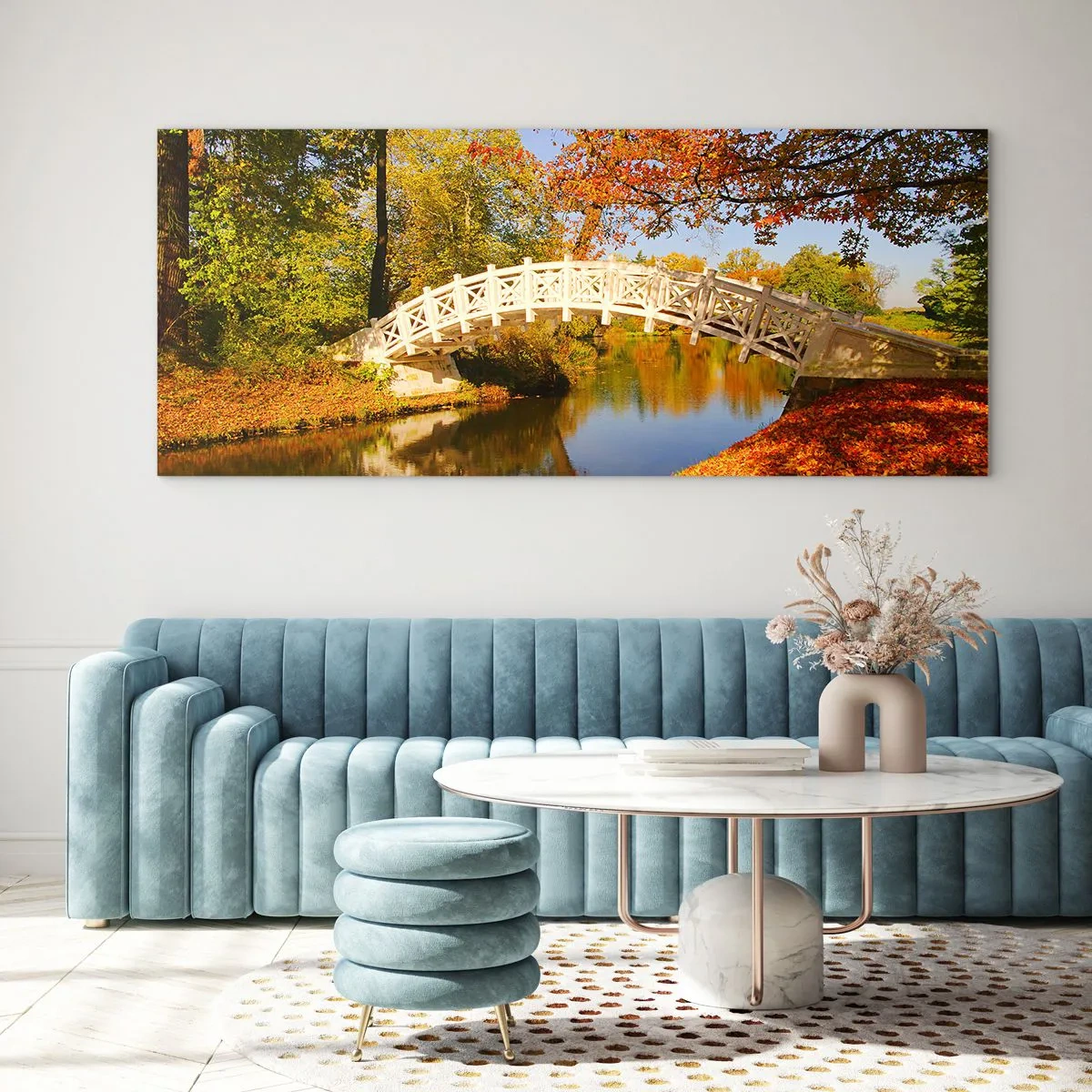 Glasbild - Bild auf glas - Eine Brücke in einem Park, umgeben von Herbstlaub über ruhigem Wasser - 160x50cm - Auf der weißen Seufzerbrücke - Moderne Wanddekoration für Wohnzimmer und Schlafzimmer ARTTOR