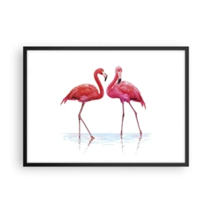 Poster in einem schwarzem Rahmen - Ein Flamingopaar im Wasser vor hellem Hintergrund - 70x50cm - Rosa randez-vous - Moderne Wanddekoration für Wohnzimmer und Schlafzimmer ARTTOR