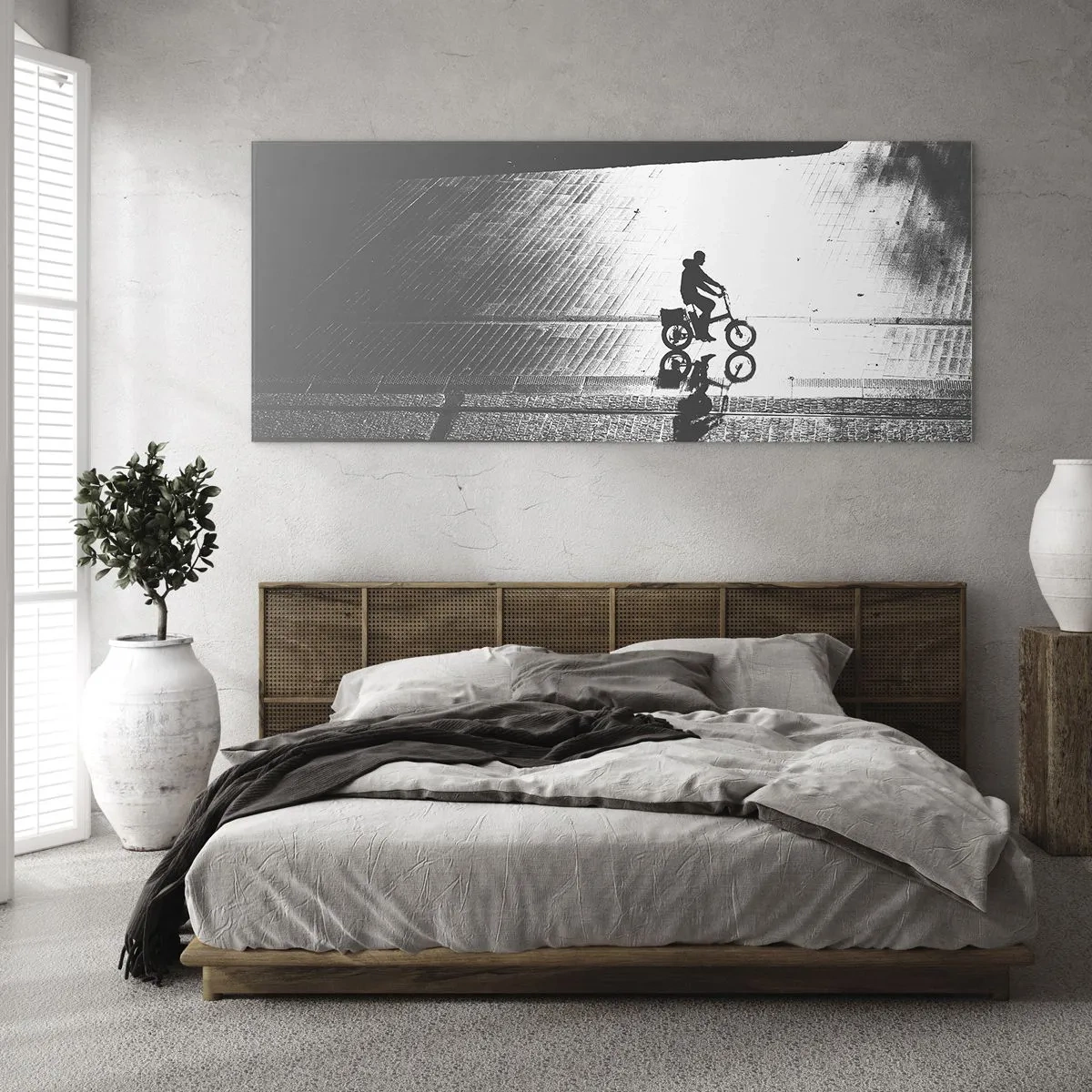 Glasbild - Bild auf glas - Schwarz-weiße Silhouette eines Radfahrers auf einer nassen Straße - 160x50cm - Vor sich hin durch die Stadt - Moderne Wanddekoration für Wohnzimmer und Schlafzimmer ARTTOR
