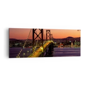 Bild auf Leinwand - Leinwandbild - Eine nachts beleuchtete Brücke über dem Wasser mit Panoramablick auf die Stadt - 140x50cm - Violetter Abend - Moderne Wanddekoration für Wohnzimmer und Schlafzimmer ARTTOR