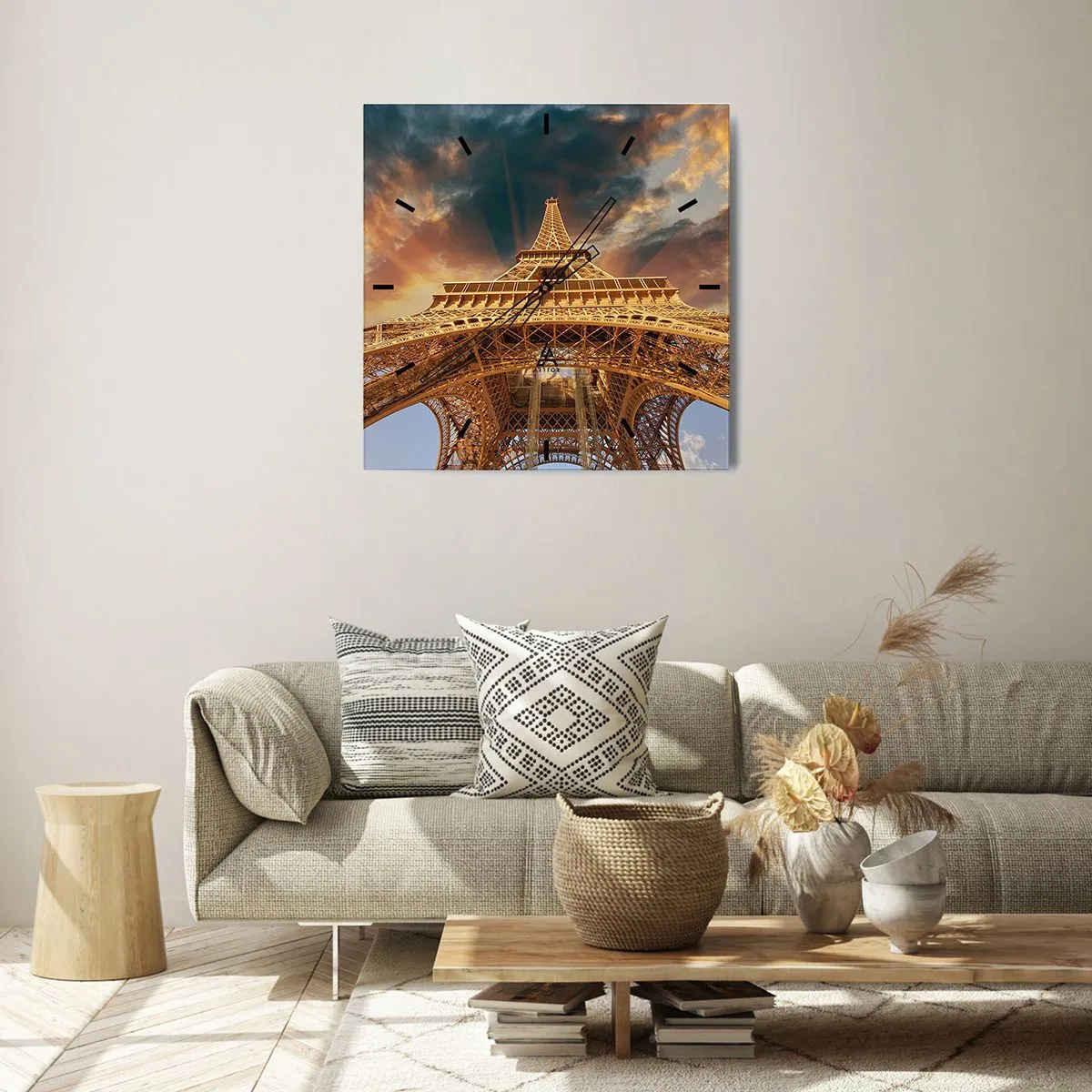 Wanduhr - Glasuhr - Der Eiffelturm von unten vor der Kulisse der untergehenden Sonne - 30x30cm - Wie die Menschheit den Himmel erreichte - Moderne Wanddekoration für Wohnzimmer und Schlafzimmer ARTTOR