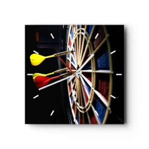 Wanduhr - Glasuhr - Eine Dartscheibe mit getroffenen Darts auf schwarzem Hintergrund - 30x30cm - Auf den Punkt gebracht - Moderne Wanddekoration für Wohnzimmer und Schlafzimmer ARTTOR