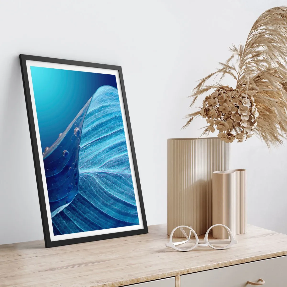 Poster in einem schwarzem Rahmen - Ein Blatt mit Wassertropfen in Blautönen - 50x70cm - Versteckte Tropfen vom Blau - Moderne Wanddekoration für Wohnzimmer und Schlafzimmer ARTTOR