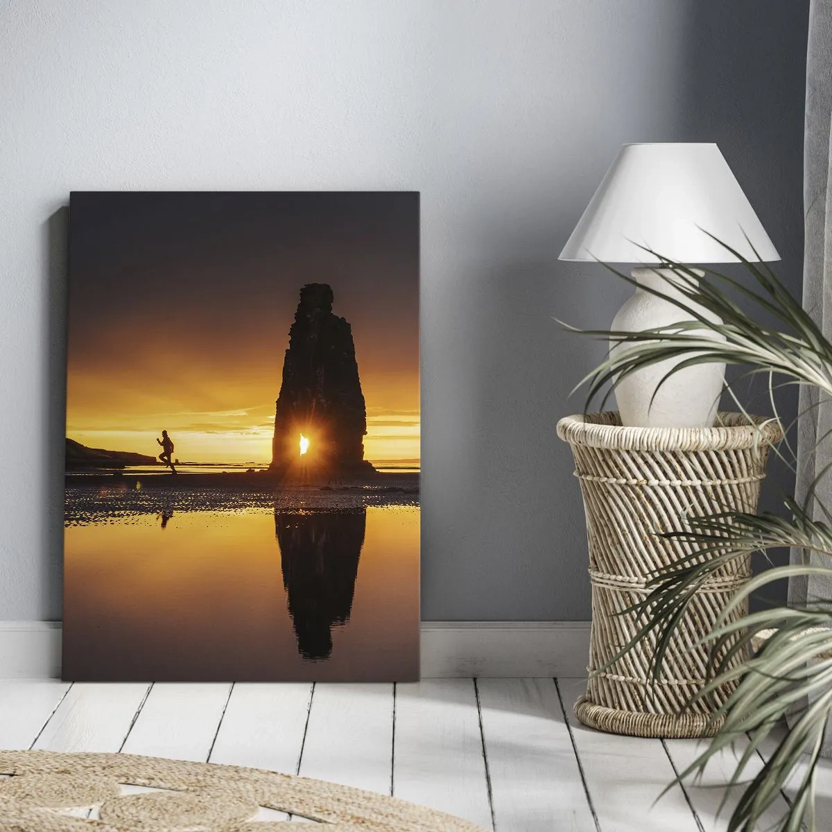 Bild auf Leinwand - Leinwandbild - Person läuft bei Sonnenuntergang am Strand mit Felsformation - 50x70cm - Nur du und die Natur - Moderne Wanddekoration für Wohnzimmer und Schlafzimmer ARTTOR