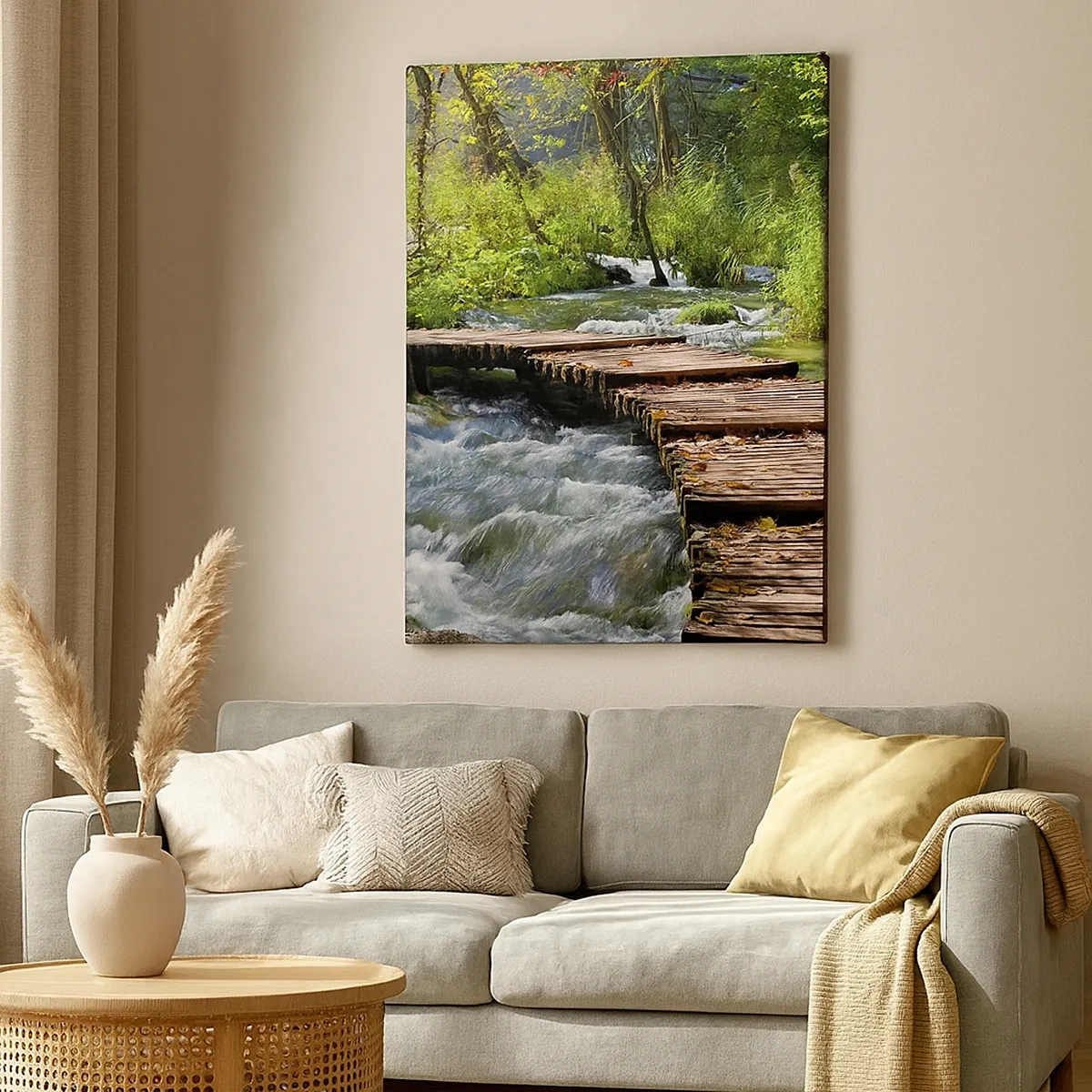 Bild auf Leinwand - Leinwandbild - Eine Holzbrücke über einen rauschenden Bach, umgeben vom Grün des Waldes. - 50x70cm - Über der schaumigen Kaskade - Moderne Wanddekoration für Wohnzimmer und Schlafzimmer ARTTOR
