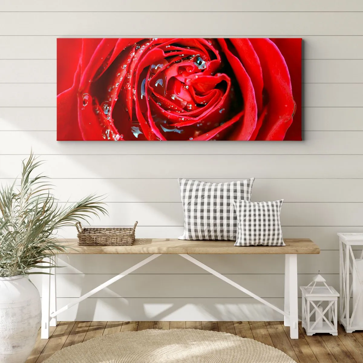Bild auf Leinwand - Leinwandbild - Nahaufnahme einer roten Rose mit Wassertropfen auf den Blütenblättern - 140x50cm - In den Tautropfen - Moderne Wanddekoration für Wohnzimmer und Schlafzimmer ARTTOR