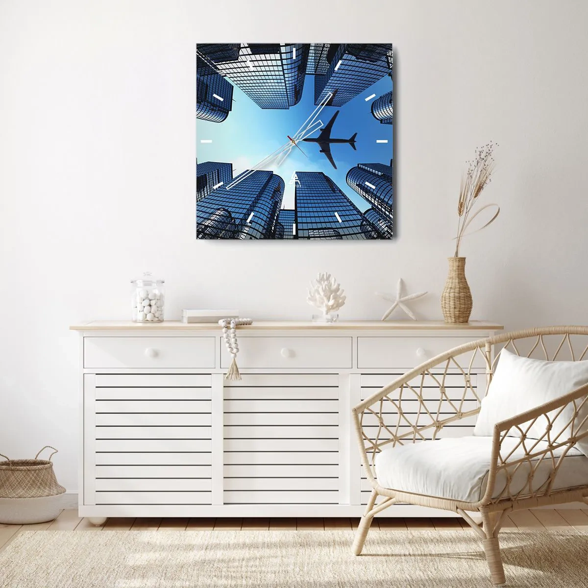 Wanduhr - Glasuhr - Ein Flugzeug fliegt über moderne Wolkenkratzer im Stadtzentrum. - 30x30cm - Der Blick aus der Glasschlucht - Moderne Wanddekoration für Wohnzimmer und Schlafzimmer ARTTOR
