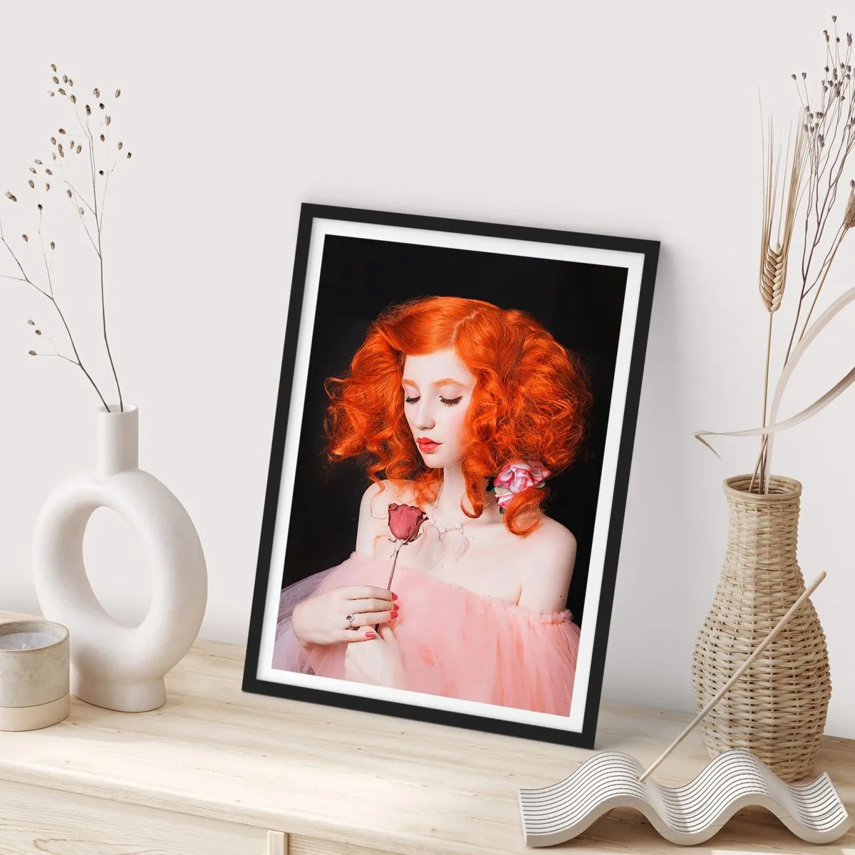 Poster in einem schwarzem Rahmen - Porträt einer rothaarigen Frau mit einer Rose vor schwarzem Hintergrund - 50x70cm - Im barocken Stil - Moderne Wanddekoration für Wohnzimmer und Schlafzimmer ARTTOR