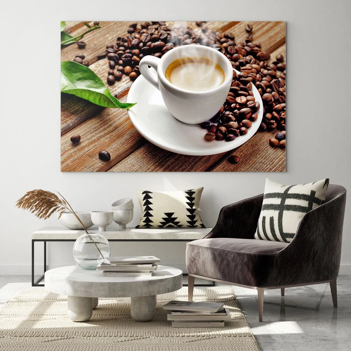 Glasbild - Bild auf glas - Eine Tasse Kaffee, umgeben von Bohnen auf einem Holztisch - 70x50cm - Kaffee auf der Bank - Moderne Wanddekoration für Wohnzimmer und Schlafzimmer ARTTOR