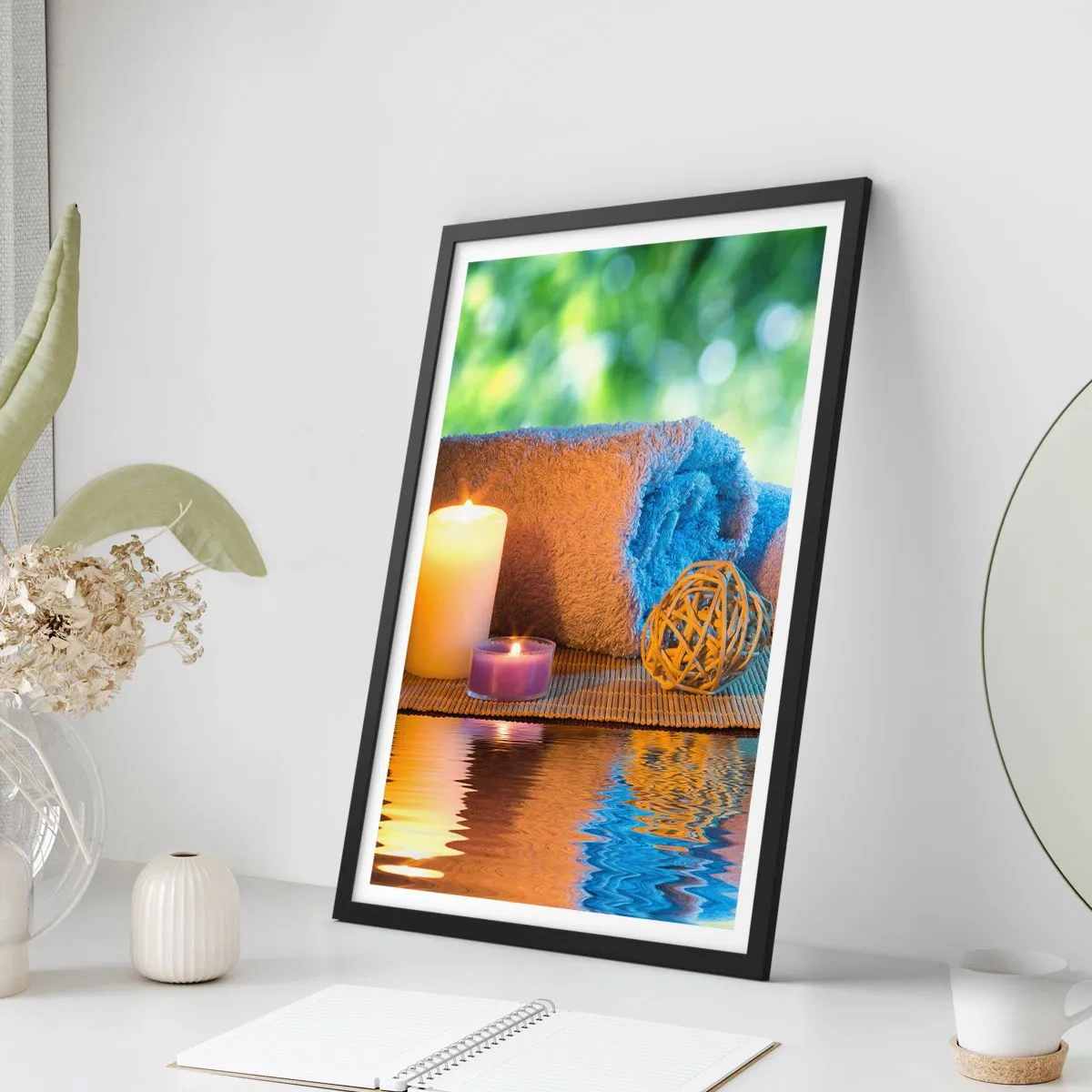 Poster in einem schwarzem Rahmen - Kerzen und ein Handtuch vor einer natürlichen Landschaft - 50x70cm - Zeit für den Körper - Moderne Wanddekoration für Wohnzimmer und Schlafzimmer ARTTOR