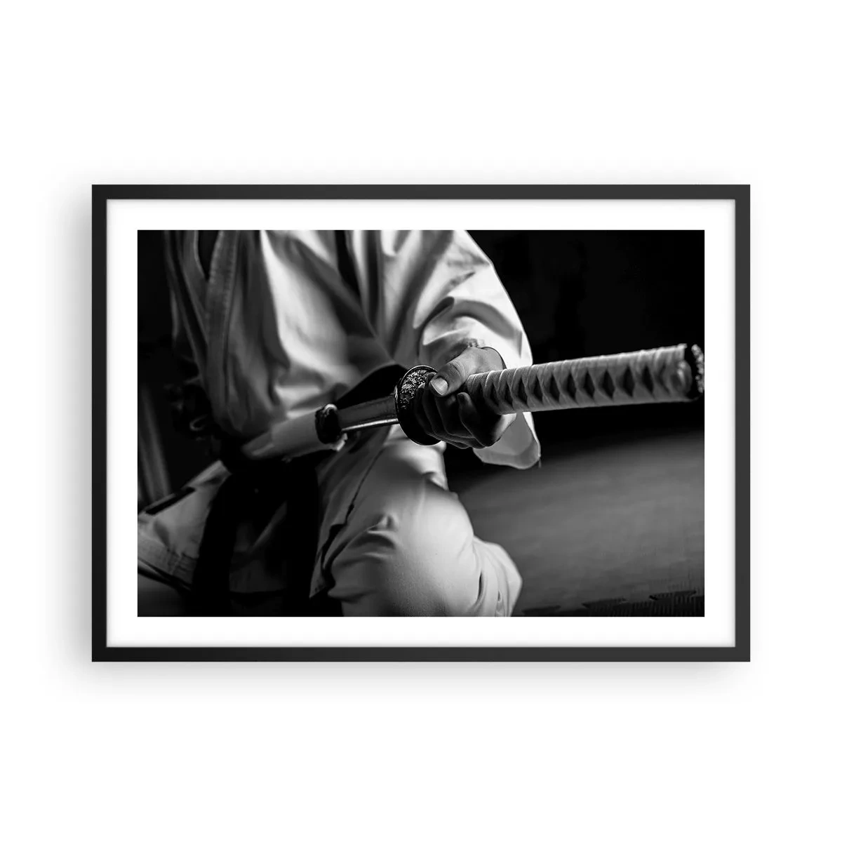 Poster in einem schwarzem Rahmen - Ein Samurai im Kimono hält ein Katana in Schwarz und Weiß. - 70x50cm - Kriegerseele - Moderne Wanddekoration für Wohnzimmer und Schlafzimmer ARTTOR