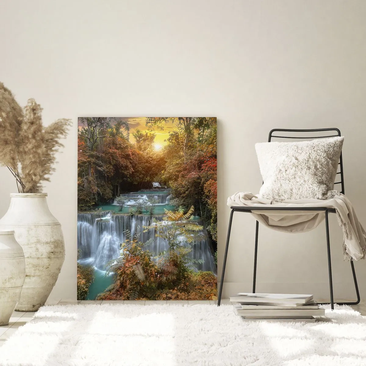 Glasbild - Bild auf glas - Herbstlicher Wasserfall, umgeben von bunten Bäumen im Sonnenlicht - 80x120cm - Versteckter Schatz des Waldes - Moderne Wanddekoration für Wohnzimmer und Schlafzimmer ARTTOR