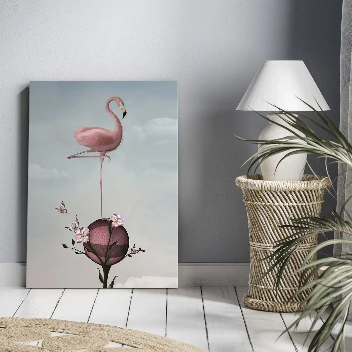 Bild auf Leinwand - Leinwandbild - Ein rosa Flamingo balanciert auf einem Blumenball - 70x100cm - Basketball-Allegorie - Moderne Wanddekoration für Wohnzimmer und Schlafzimmer ARTTOR