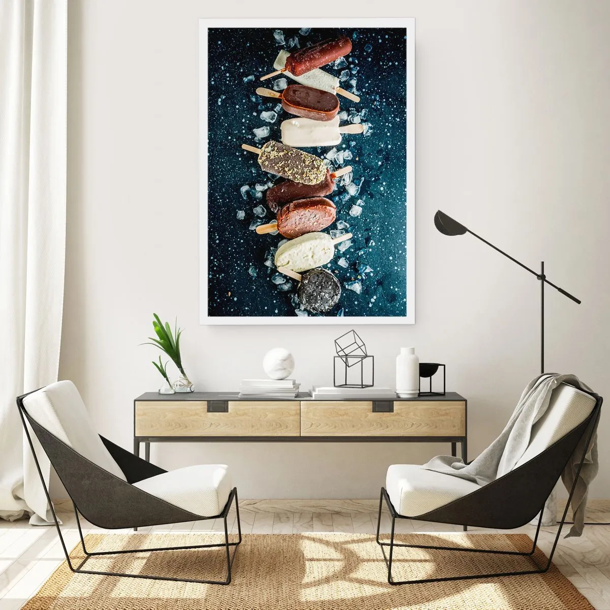 Poster - Verschiedene Eis am Stiel, umgeben von Eis vor einem dunklen Himmel - 50x70cm - Geschmack des heißen Sommers - Moderne Wanddekoration für Wohnzimmer und Schlafzimmer ARTTOR