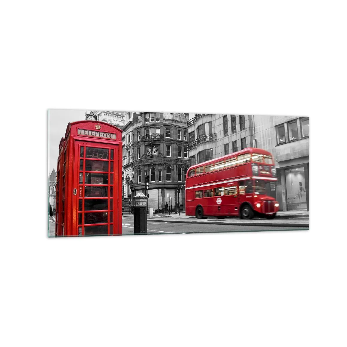 Glasbild - Bild auf glas - Eine rote Telefonzelle und ein Doppeldeckerbus in London mit der Stadt im Hintergrund - 120x50cm - Das Rotste in Europa - Moderne Wanddekoration für Wohnzimmer und Schlafzimmer ARTTOR