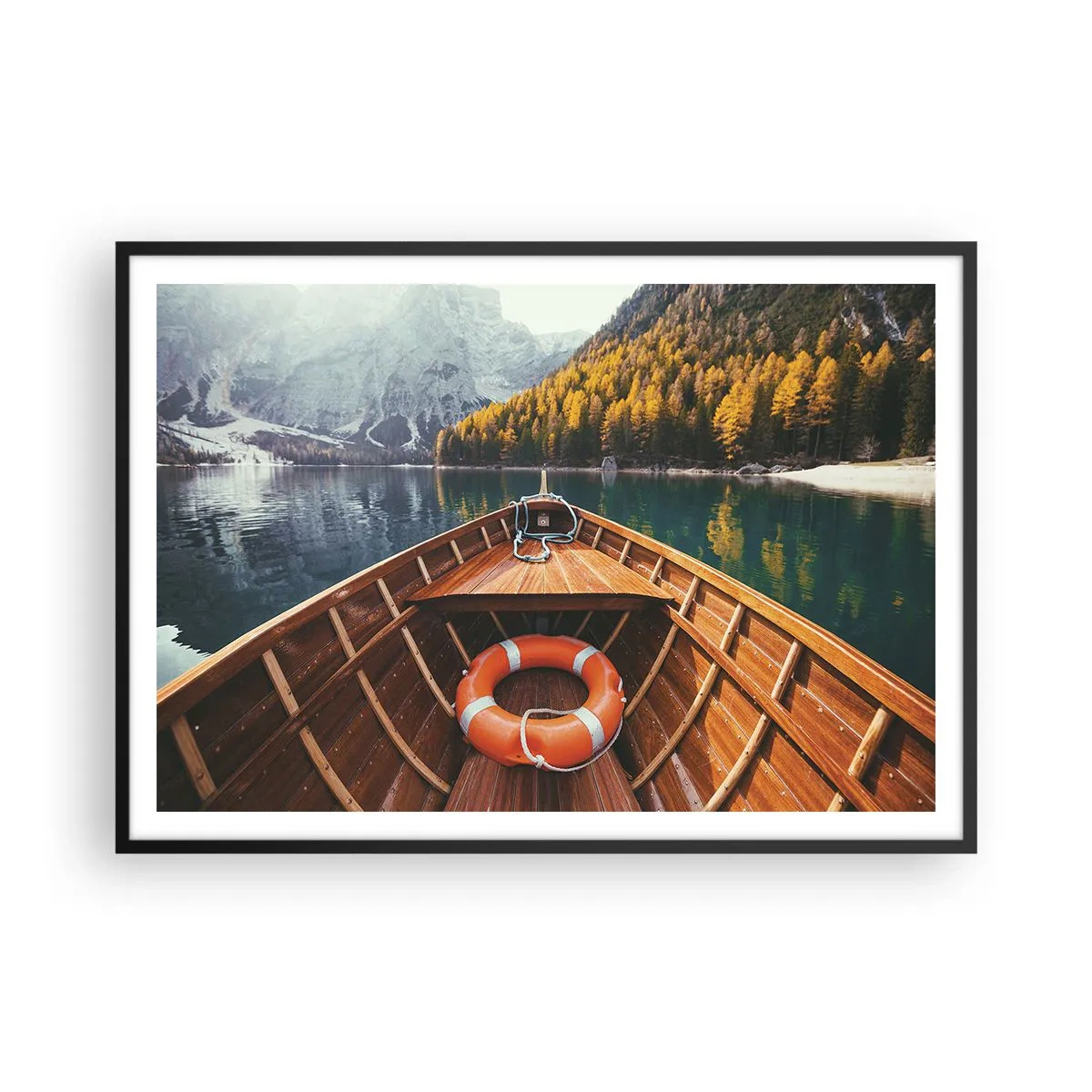 Poster in einem schwarzem Rahmen - Ein Holzboot auf einem von Wald umgebenen Bergsee - 100x70cm - Bergreise - Moderne Wanddekoration für Wohnzimmer und Schlafzimmer ARTTOR
