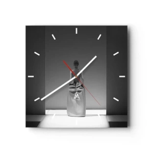 Wanduhr - Glasuhr - Ein Schwarzweißgemälde mit einer minimalistischen Szene einer Frau in einem geometrischen Raum. - 30x30cm - Raffinierte Einfachheit - Moderne Wanddekoration für Wohnzimmer und Schlafzimmer ARTTOR