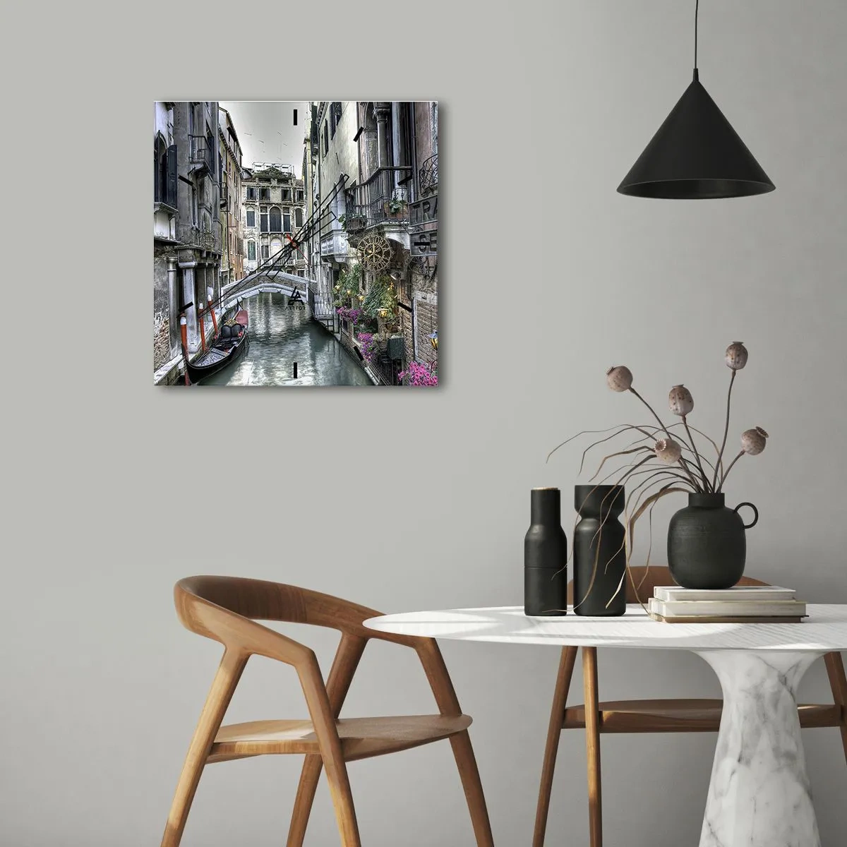 Wanduhr - Glasuhr - Venezianischer Kanal mit Gondel und Steinbrücke - 30x30cm - Seit Jahrhunderten in stiller Besinnung - Moderne Wanddekoration für Wohnzimmer und Schlafzimmer ARTTOR