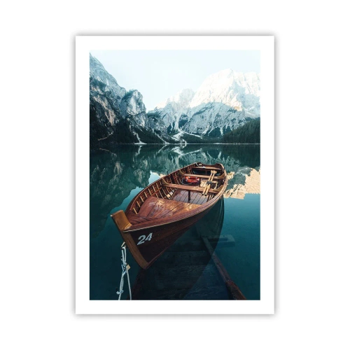 Poster - Ein Holzboot auf einem ruhigen See, umgeben von Bergen - 50x70cm - Wie auf Glas gemalt - Moderne Wanddekoration für Wohnzimmer und Schlafzimmer ARTTOR