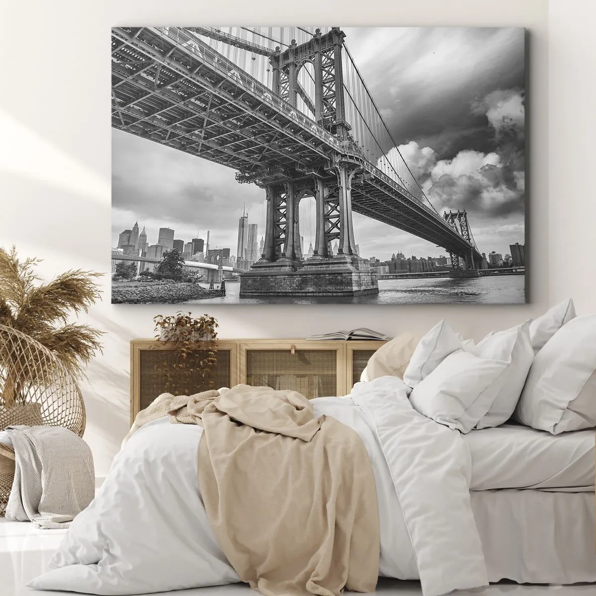 Bild auf Leinwand - Leinwandbild - Eine Brücke in Schwarz-Weiß mit Blick auf die Stadt - 70x50cm - Ins Herz der Stadt - Moderne Wanddekoration für Wohnzimmer und Schlafzimmer ARTTOR