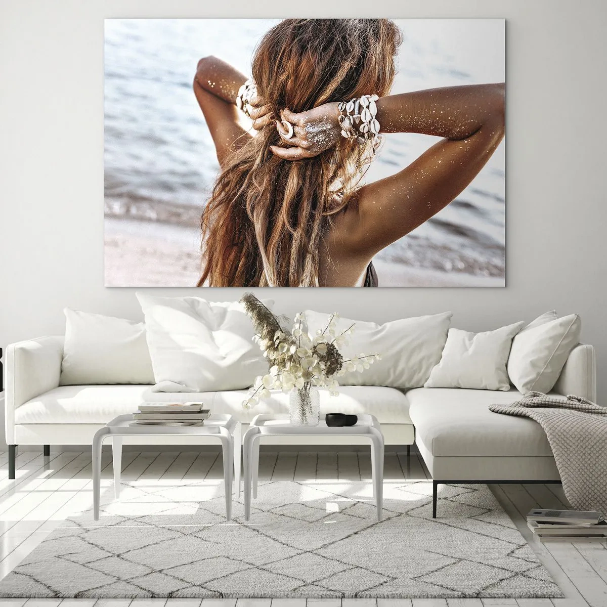 Glasbild - Bild auf glas - Eine Frau mit langen Haaren am Strand, umgeben von Muscheln und Sand. - 70x50cm - Eine Schwester von Wasser und Sonne - Moderne Wanddekoration für Wohnzimmer und Schlafzimmer ARTTOR
