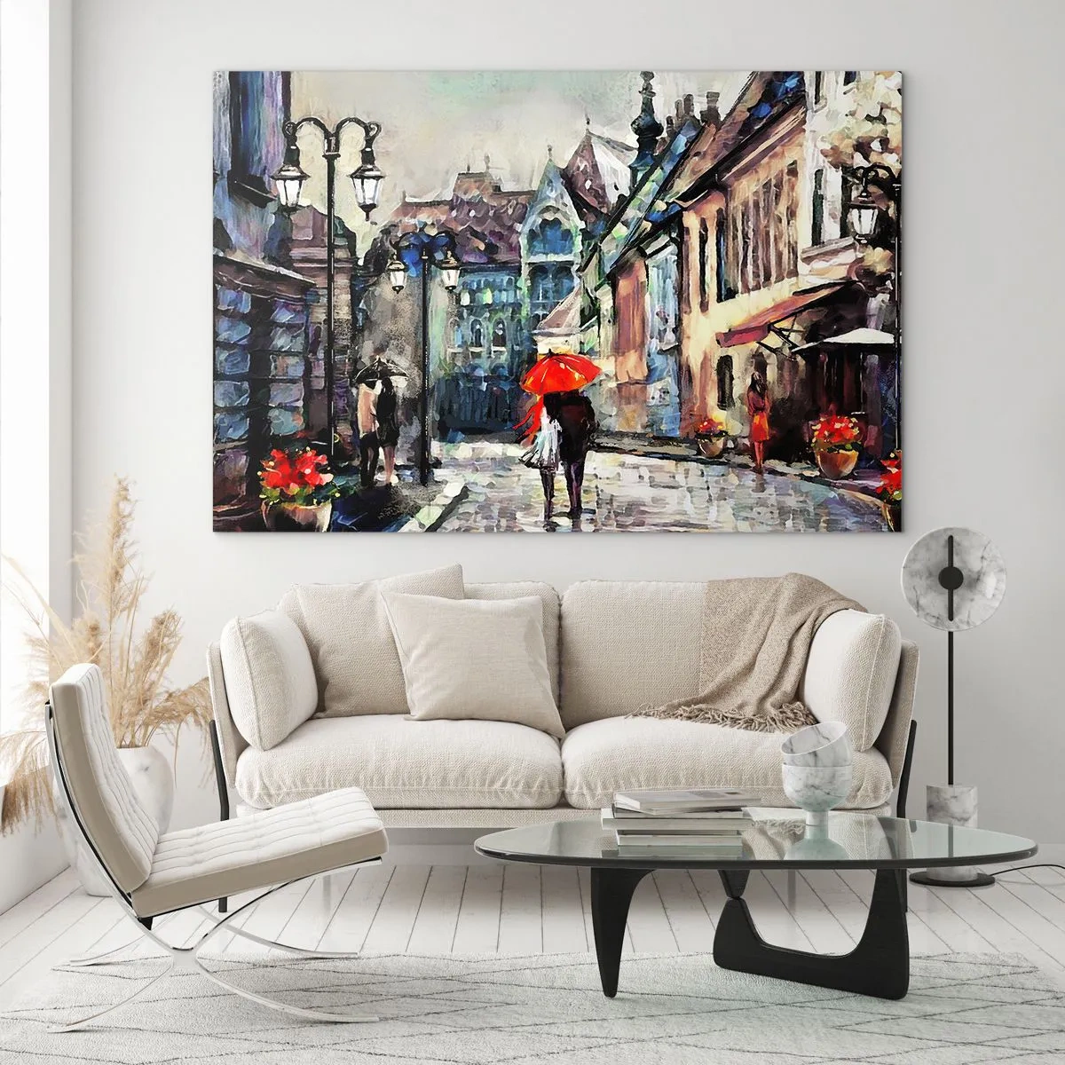 Glasbild - Bild auf glas - Ein Paar unter einem roten Regenschirm schlendert durch eine malerische Straße - 120x80cm - Regen für Zwei - Moderne Wanddekoration für Wohnzimmer und Schlafzimmer ARTTOR