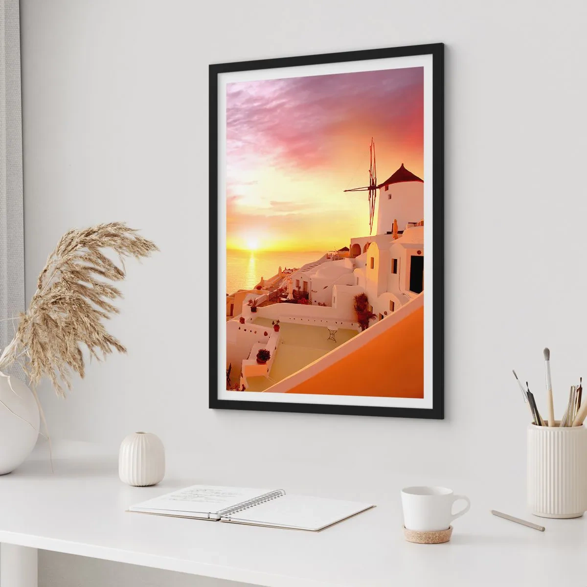 Poster in einem schwarzem Rahmen - Ein malerischer Sonnenuntergang in einer griechischen Stadt - 50x70cm - In Weiß und Gold schmelzen - Moderne Wanddekoration für Wohnzimmer und Schlafzimmer ARTTOR