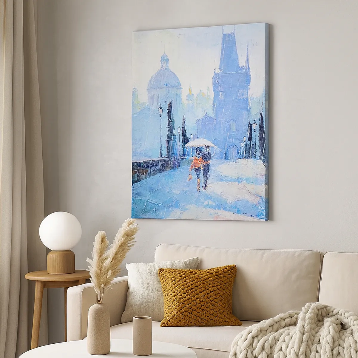 Bild auf Leinwand - Leinwandbild - Romantisches Paar auf einer Brücke im Regen, eine malerische Szene - 50x70cm - Der Regen muss uns verzaubert haben - Moderne Wanddekoration für Wohnzimmer und Schlafzimmer ARTTOR