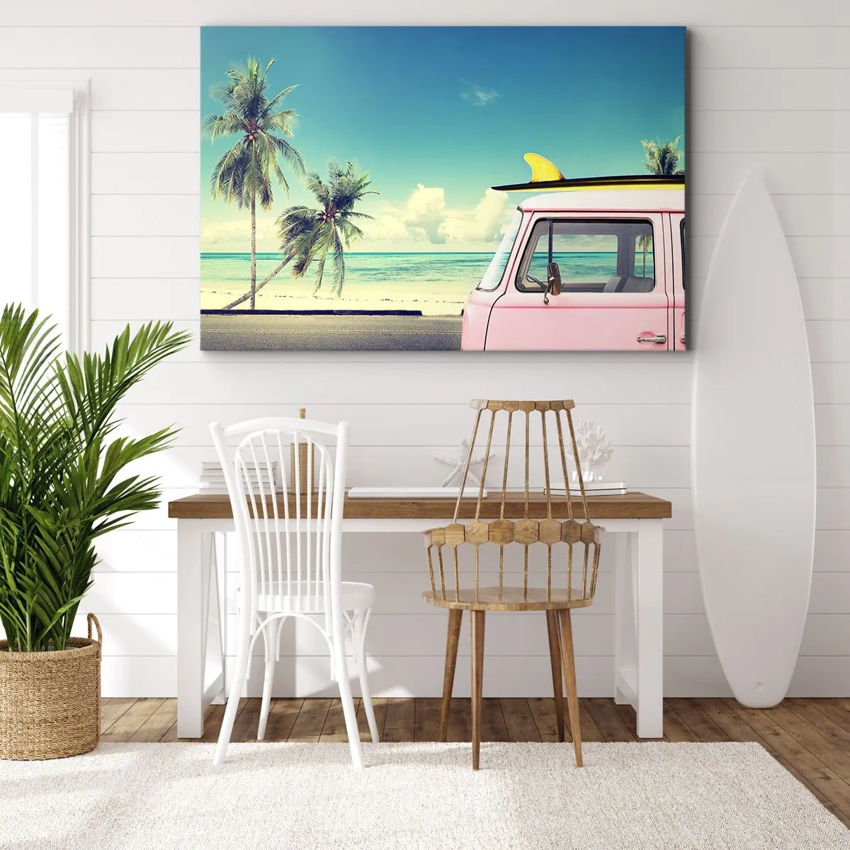 Bild auf Leinwand - Leinwandbild - Ein rosafarbener Van mit einem Surfbrett vor einem tropischen Strand. - 120x80cm - Zeit um in die Ferien zu starten - Moderne Wanddekoration für Wohnzimmer und Schlafzimmer ARTTOR