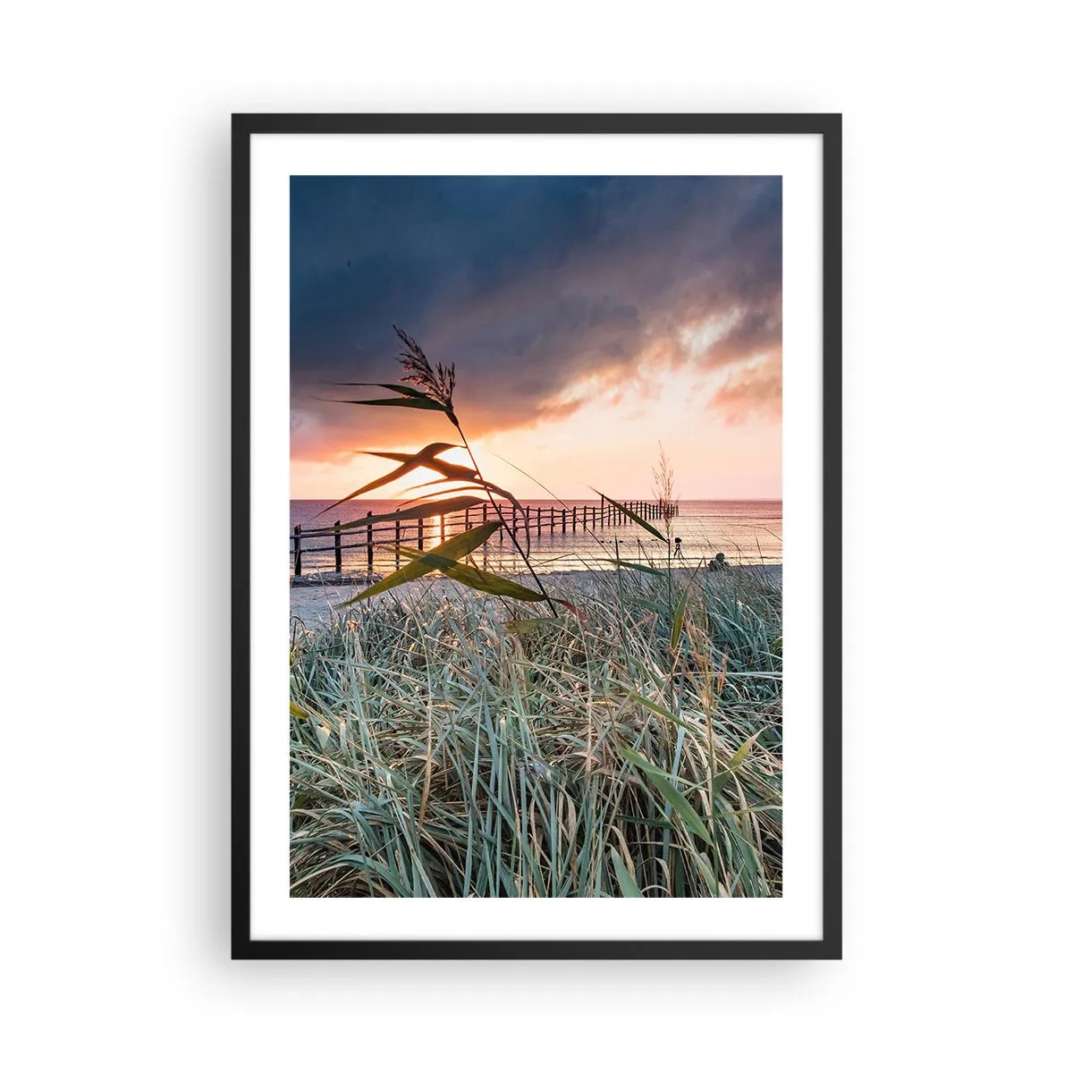 Poster in einem schwarzem Rahmen - Ein Pier am Meer, umgeben von Gras bei Sonnenuntergang - 50x70cm - Es vergeht nicht mit dem Wind - Moderne Wanddekoration für Wohnzimmer und Schlafzimmer ARTTOR