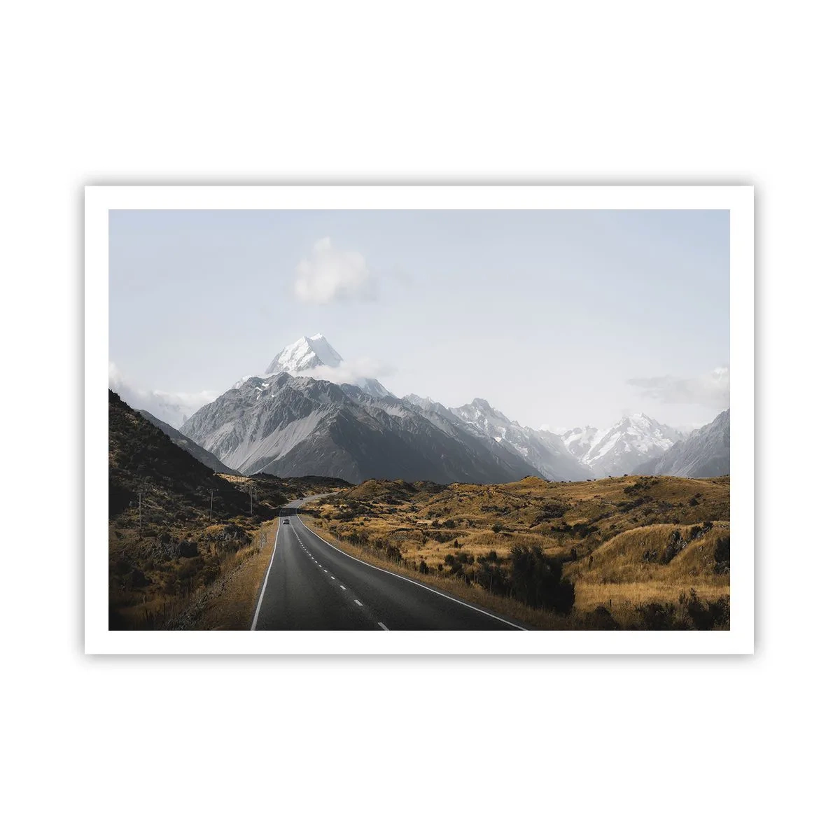 Poster - Eine Straße in den Bergen, umgeben von einer malerischen Landschaft - 100x70cm - Der Weg ins Herz der Berge - Moderne Wanddekoration für Wohnzimmer und Schlafzimmer ARTTOR