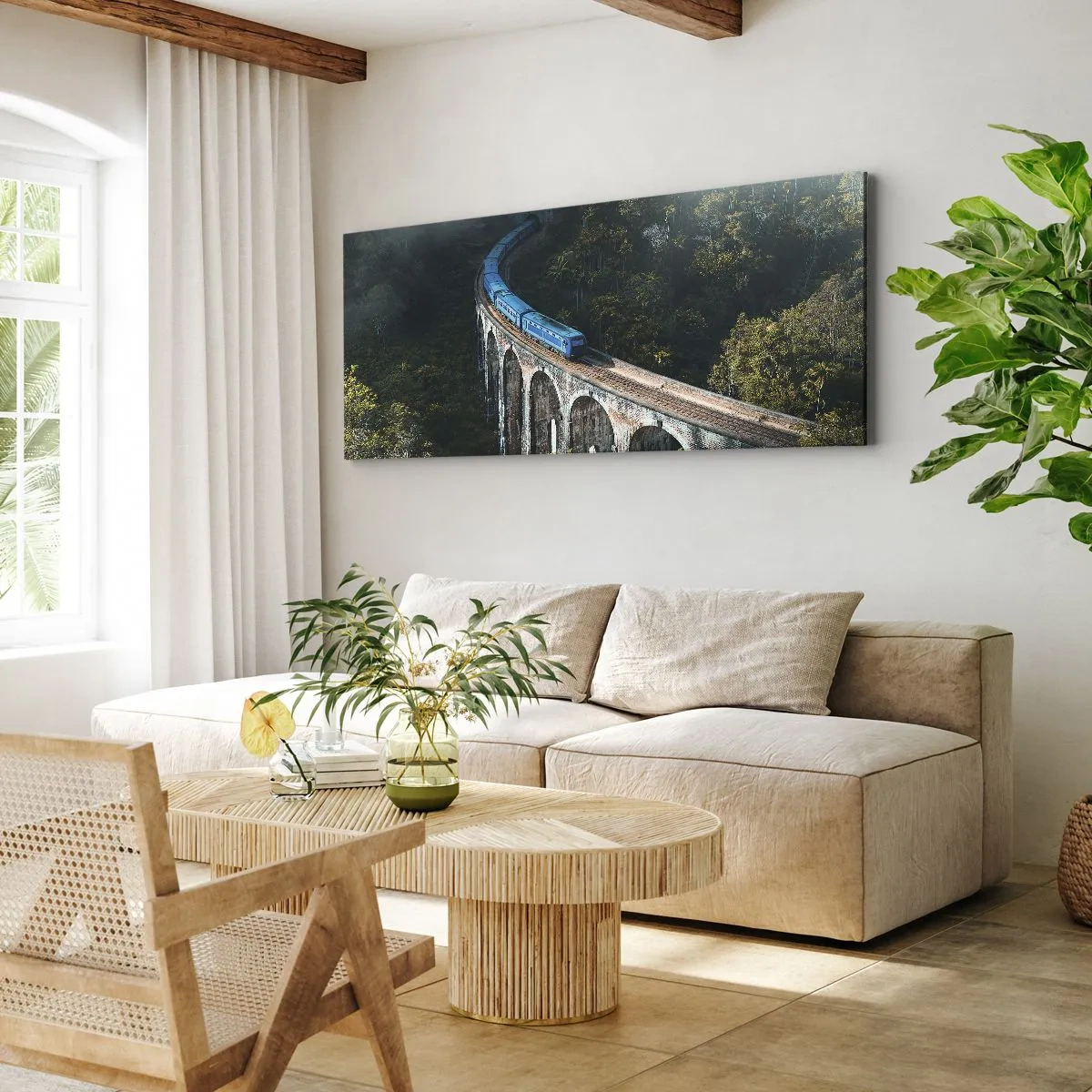 Bild auf Leinwand - Leinwandbild - Ein blauer Zug auf einem historischen Viadukt inmitten der Wälder - 140x50cm - Neigung zur Natur - Moderne Wanddekoration für Wohnzimmer und Schlafzimmer ARTTOR