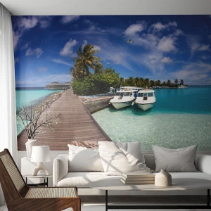 Fototapete Premium Sand - Tropischer Steg über türkisfarbenem Wasser mit Yachten - 100x70cm - Doch das Paradies gibt es - Moderne Wanddekoration für Wohnzimmer und Schlafzimmer ARTTOR