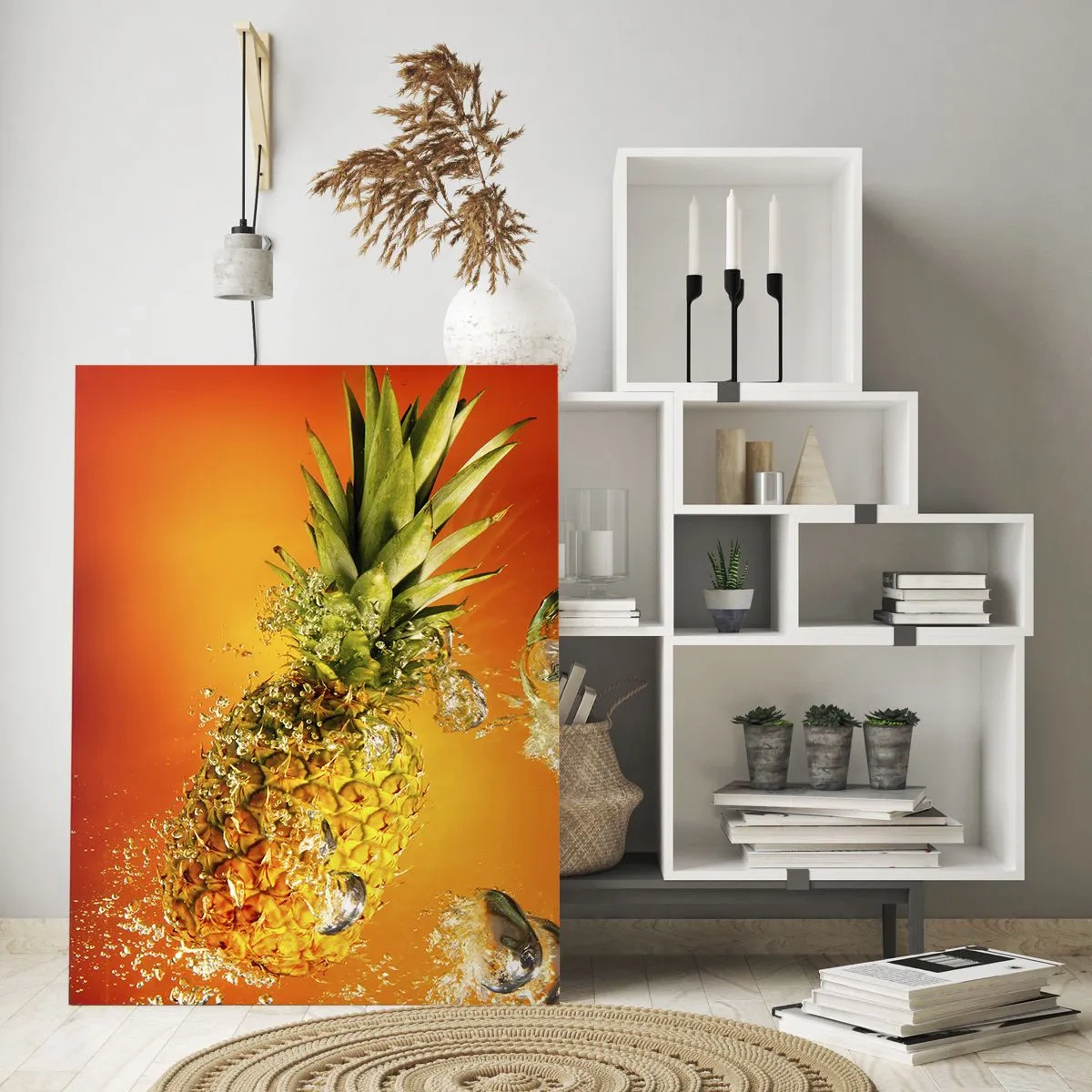 Glasbild - Bild auf glas - Eine in Wasser getauchte Ananas vor einem orangefarbenen Hintergrund mit Farbverlauf. - 80x120cm - Tropisch saftige Frische - Moderne Wanddekoration für Wohnzimmer und Schlafzimmer ARTTOR