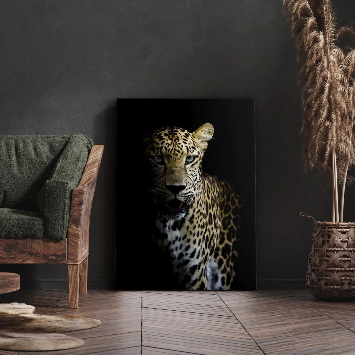 Bild auf Leinwand - Leinwandbild - Ein Leopard auf dunklem Hintergrund mit intensivem Blick - 50x70cm - Dunkle Schönheit - Moderne Wanddekoration für Wohnzimmer und Schlafzimmer ARTTOR