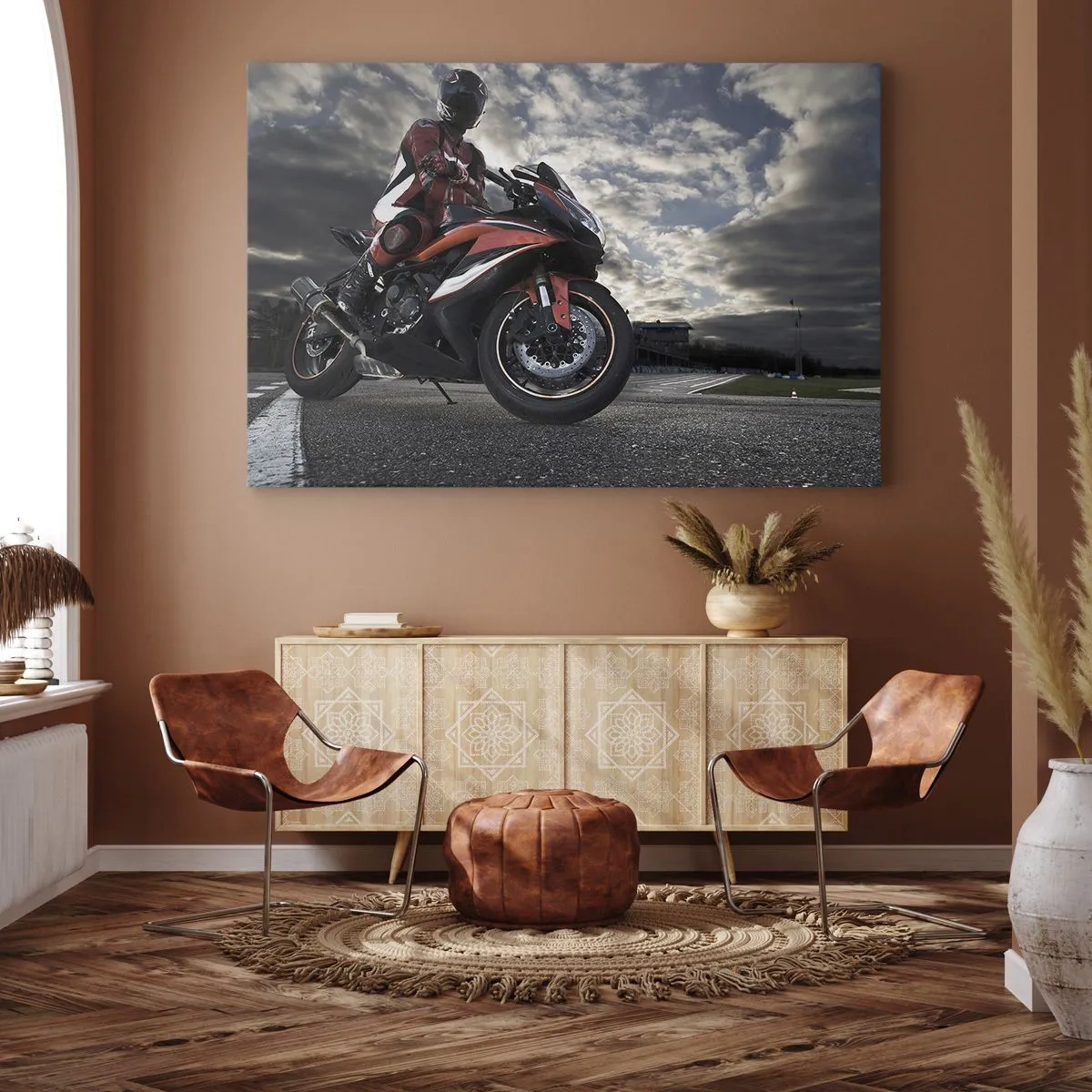 Bild auf Leinwand - Leinwandbild - Ein Motorradfahrer auf einem Sportmotorrad vor bewölktem Himmel - 120x80cm - Dunkler Reiter - Moderne Wanddekoration für Wohnzimmer und Schlafzimmer ARTTOR