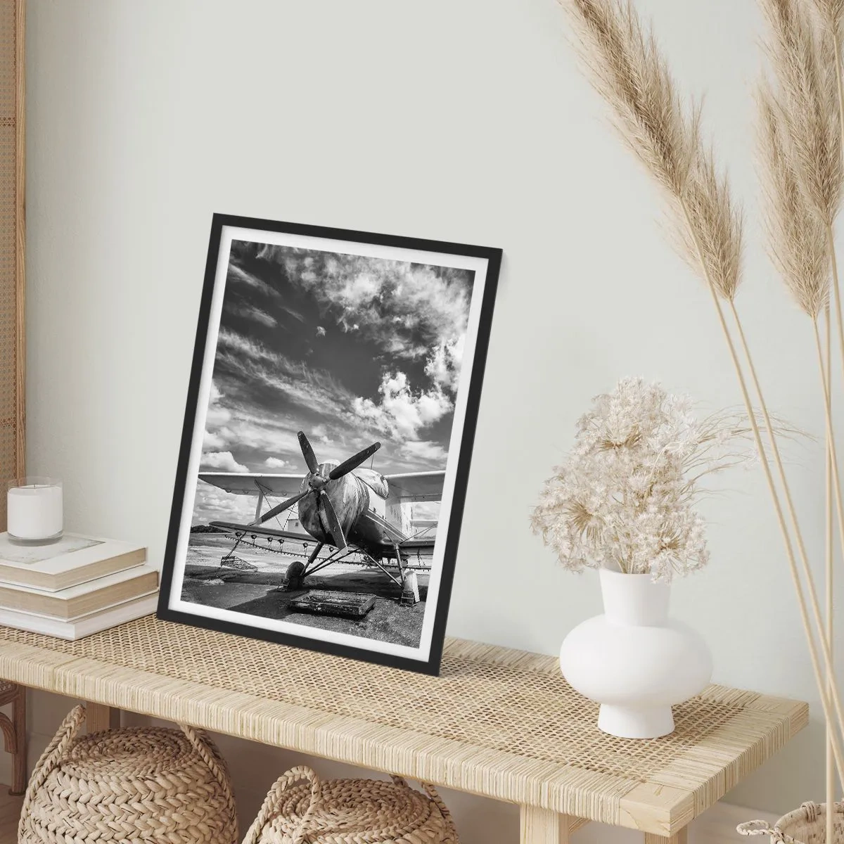 Poster in einem schwarzem Rahmen - Schwarz-Weiß-Foto eines Retro-Flugzeugs gegen den Himmel - 50x70cm - Ich kann es kaum erwarten! - Moderne Wanddekoration für Wohnzimmer und Schlafzimmer ARTTOR