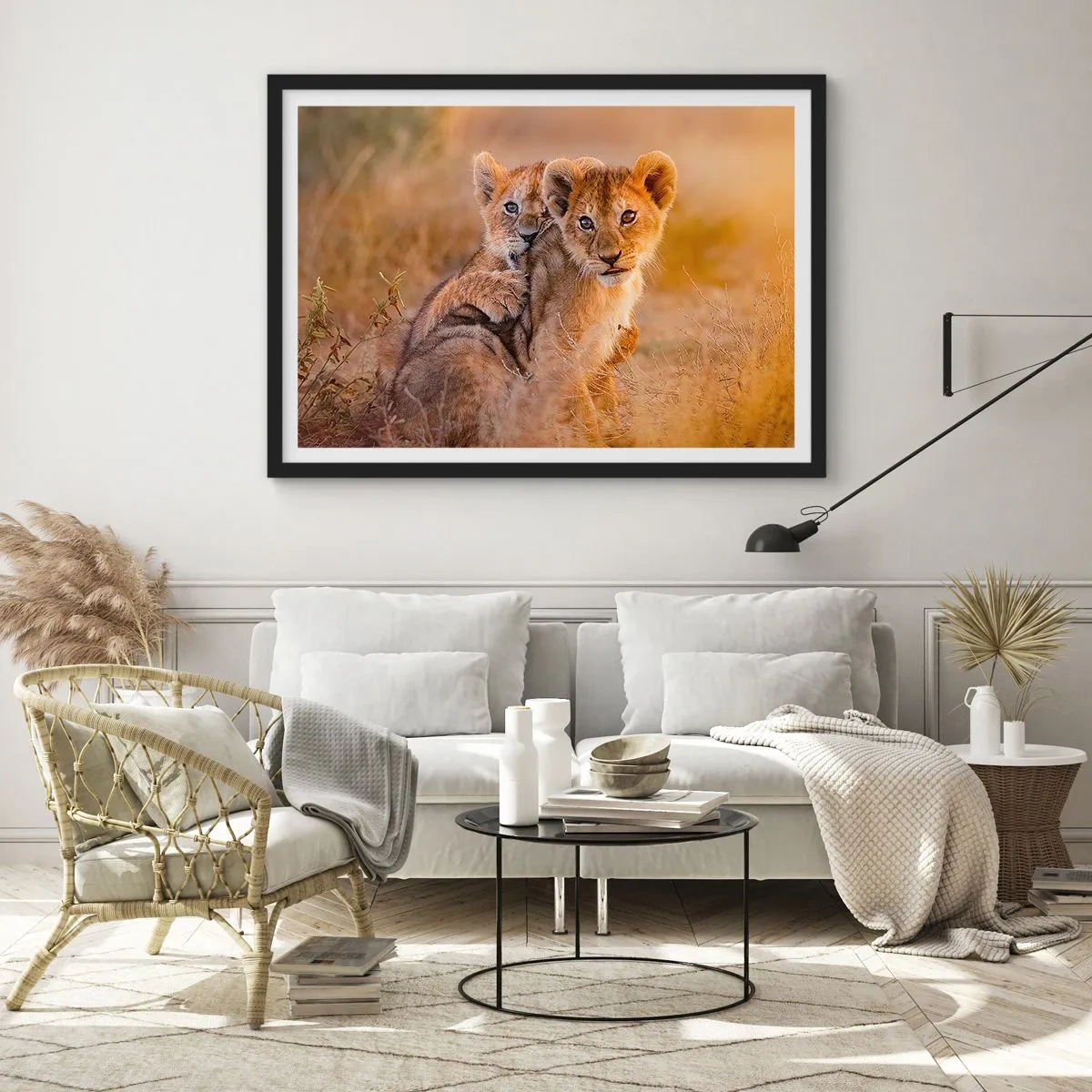 Poster in einem schwarzem Rahmen - Entzückende Löwenjungen in ihrer natürlichen Umgebung - 100x70cm - Bitte nicht stören! Wir haben Spaß - Moderne Wanddekoration für Wohnzimmer und Schlafzimmer ARTTOR