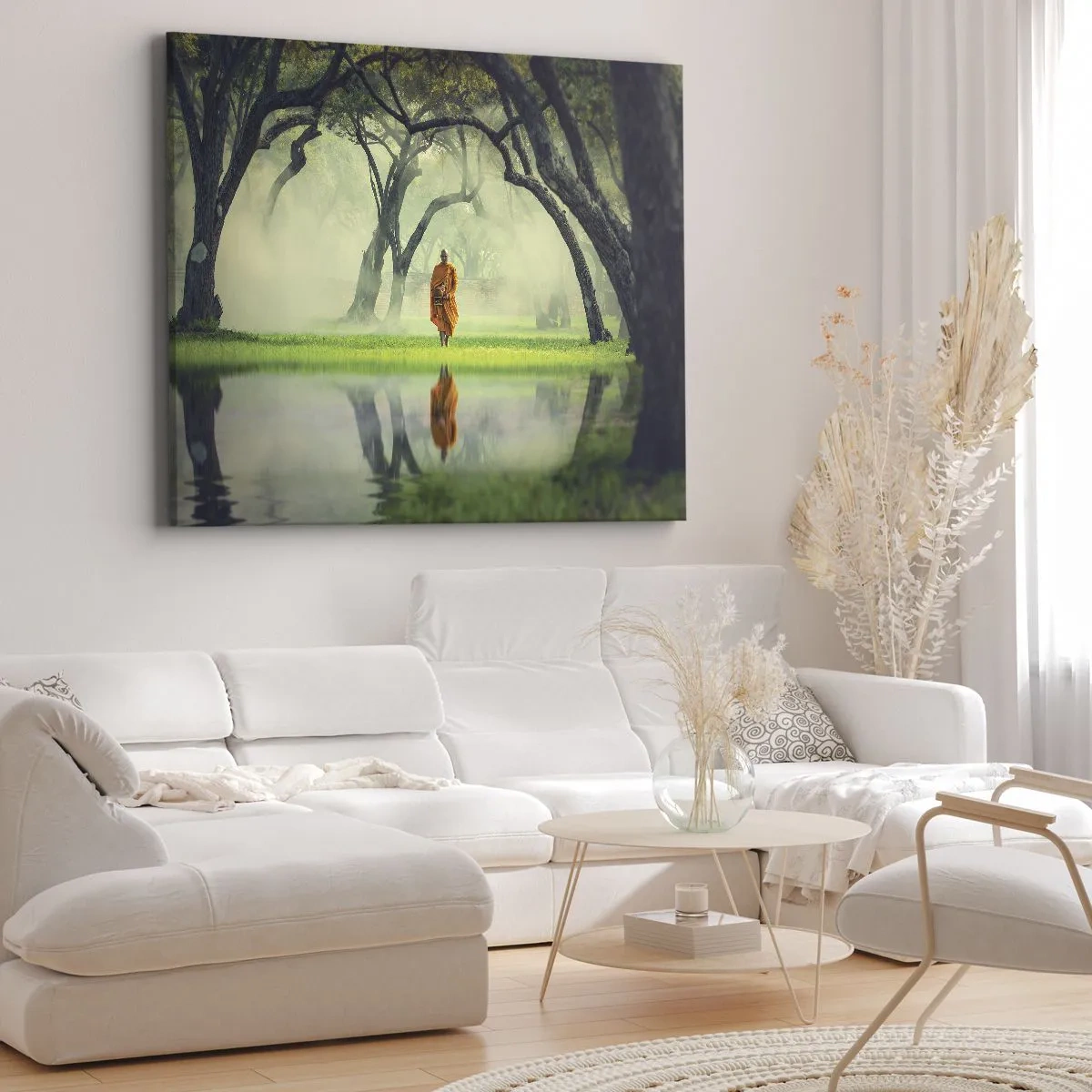 Bild auf Leinwand - Leinwandbild - Ein Mönch in einer orangefarbenen Robe in einem Wald mit nebligem Hintergrund und Spiegelung im Wasser. - 100x70cm - Auf dem Weg zur Erleuchtung - Moderne Wanddekoration für Wohnzimmer und Schlafzimmer ARTTOR