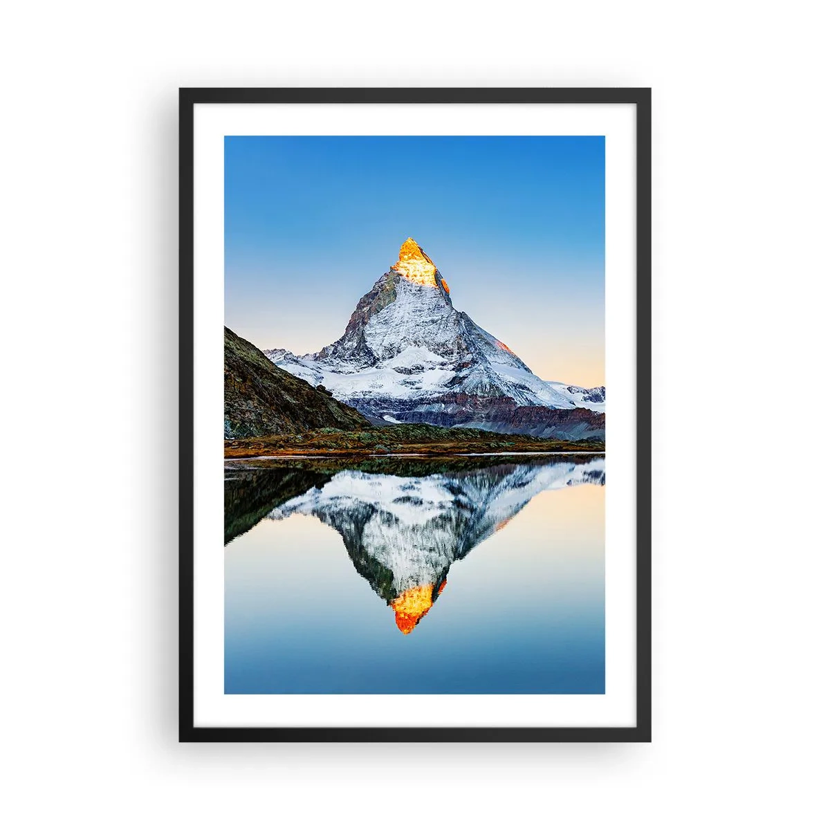 Poster in einem schwarzem Rahmen - Ein Berg mit einem schneebedeckten Gipfel, der sich in einem See spiegelt - 50x70cm - Zwei Welten - Moderne Wanddekoration für Wohnzimmer und Schlafzimmer ARTTOR