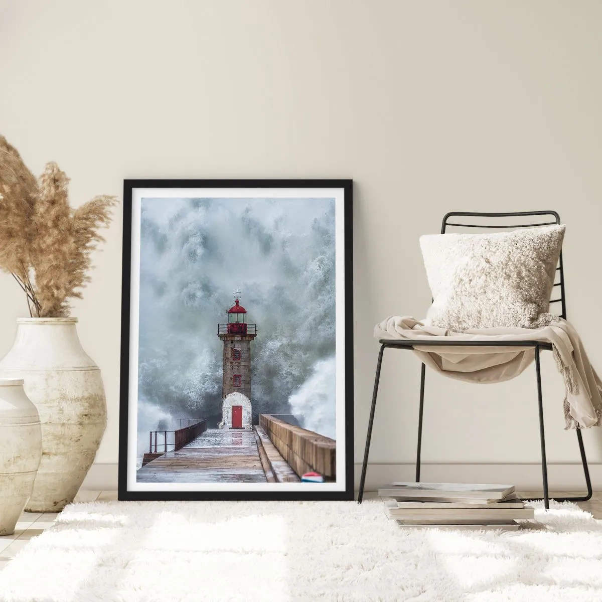 Poster in einem schwarzem Rahmen - Ein Leuchtturm, der während eines Sturms von starken Wellen umgeben ist - 50x70cm - Das Rauschen des Wassers, der Lärm wird wehen - Moderne Wanddekoration für Wohnzimmer und Schlafzimmer ARTTOR
