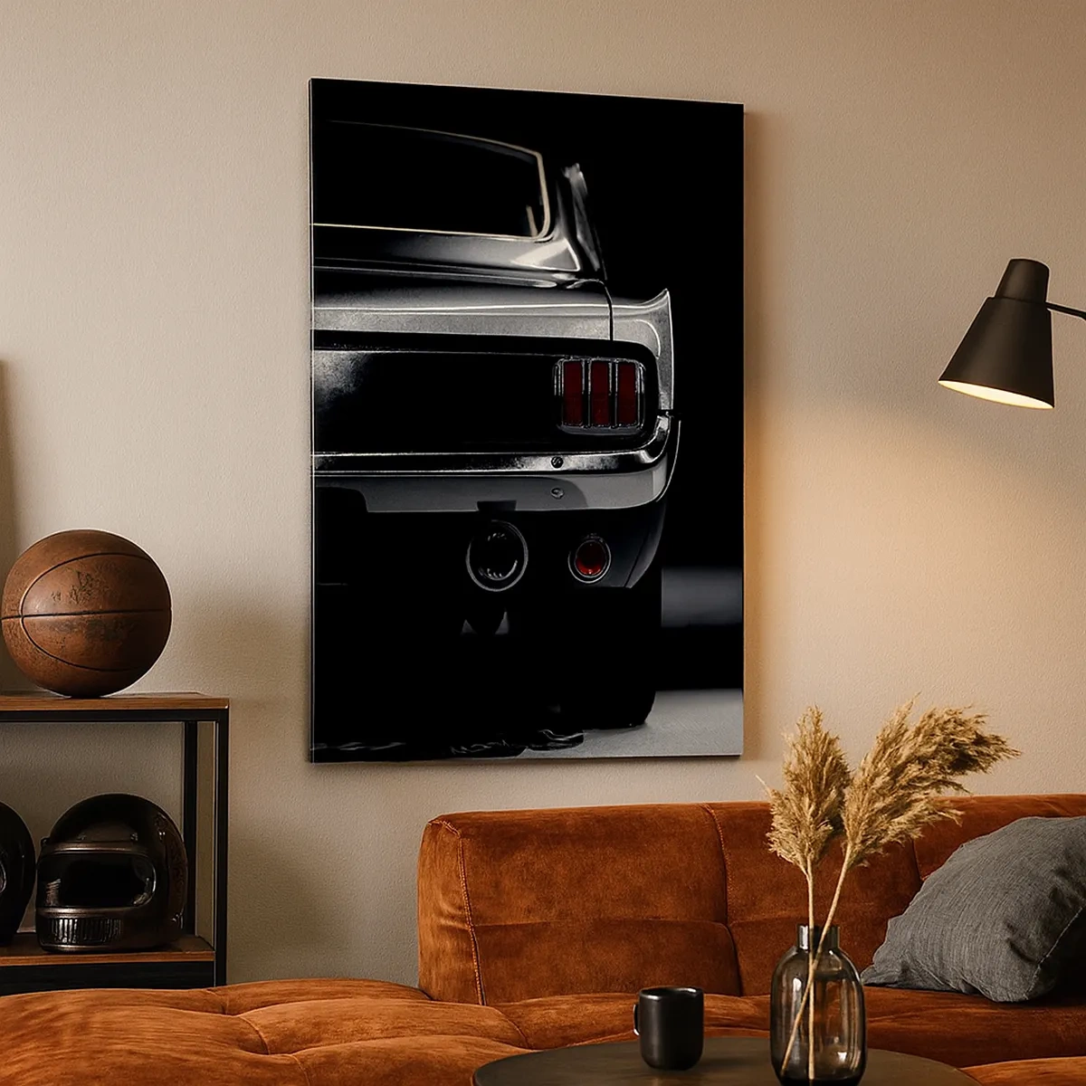 Bild auf Leinwand - Leinwandbild - Ein Schwarzweißbild des Hecks eines Oldtimers vor dunklem Hintergrund. - 50x70cm - Charme des Klassikers - Moderne Wanddekoration für Wohnzimmer und Schlafzimmer ARTTOR