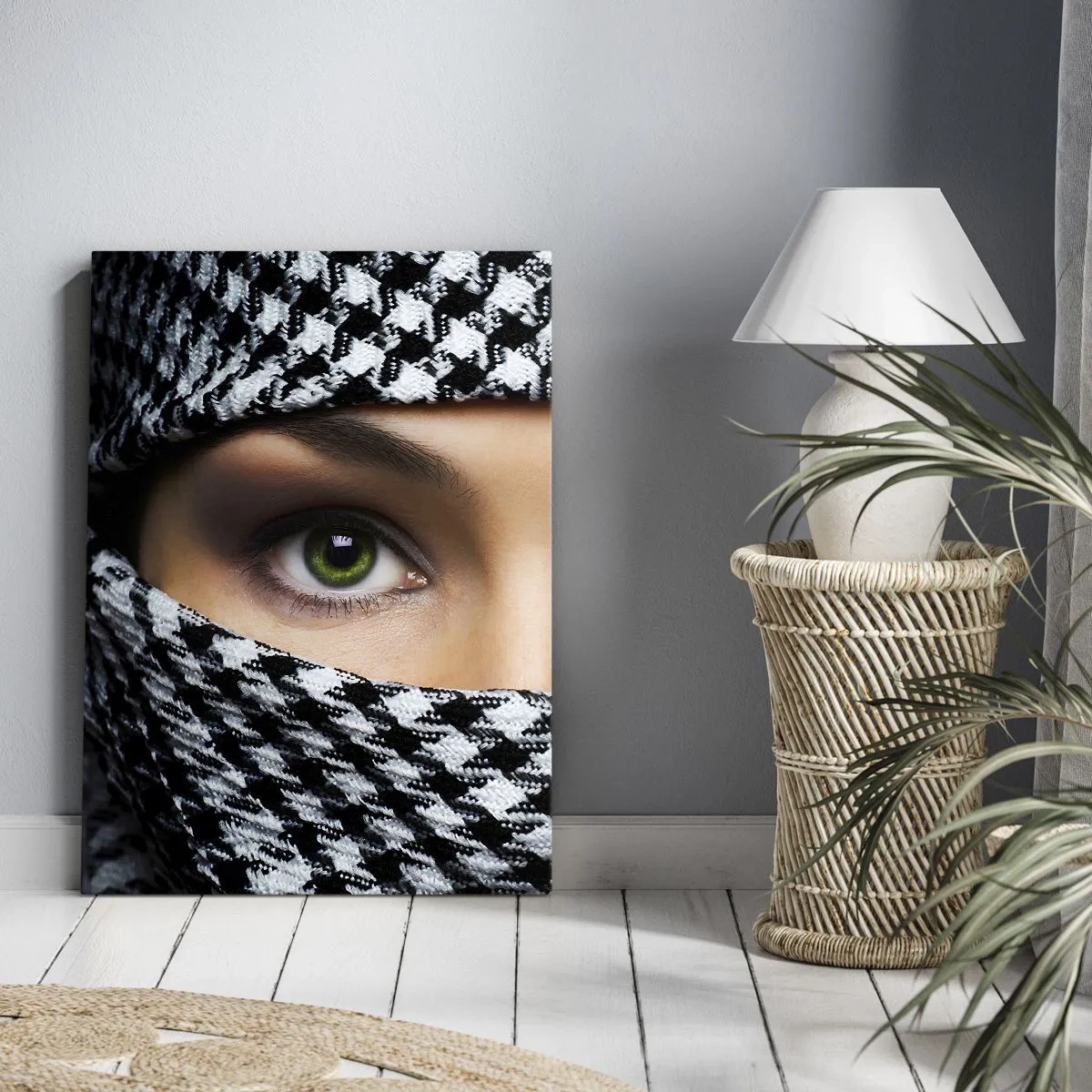 Bild auf Leinwand - Leinwandbild - Hinter einem schwarz-weiß gemusterten Stoff verbergen sich die grünen Augen einer Frau. - 70x100cm - Ein Porträt einer verschleierten grünäugigen Schönheit - Moderne Wanddekoration für Wohnzimmer und Schlafzimmer ARTTOR