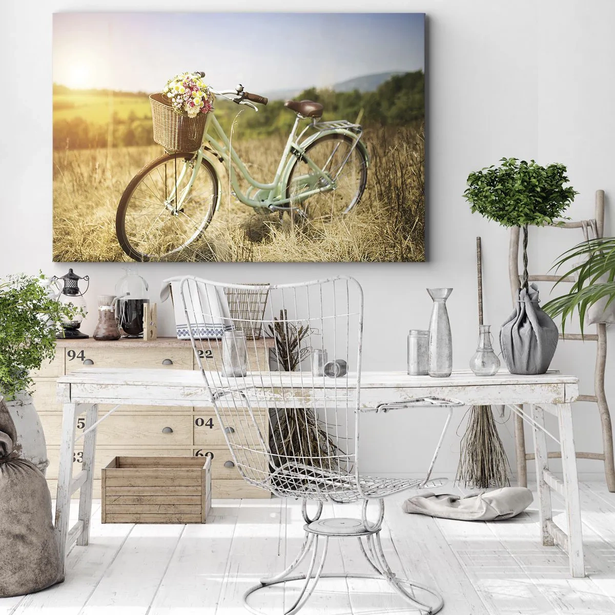 Bild auf Leinwand - Leinwandbild - Ein Retro-Fahrrad mit einem Korb voller Blumen vor einem Wiesenhintergrund. - 70x50cm - Ich bleibe eine Weile hier - Moderne Wanddekoration für Wohnzimmer und Schlafzimmer ARTTOR
