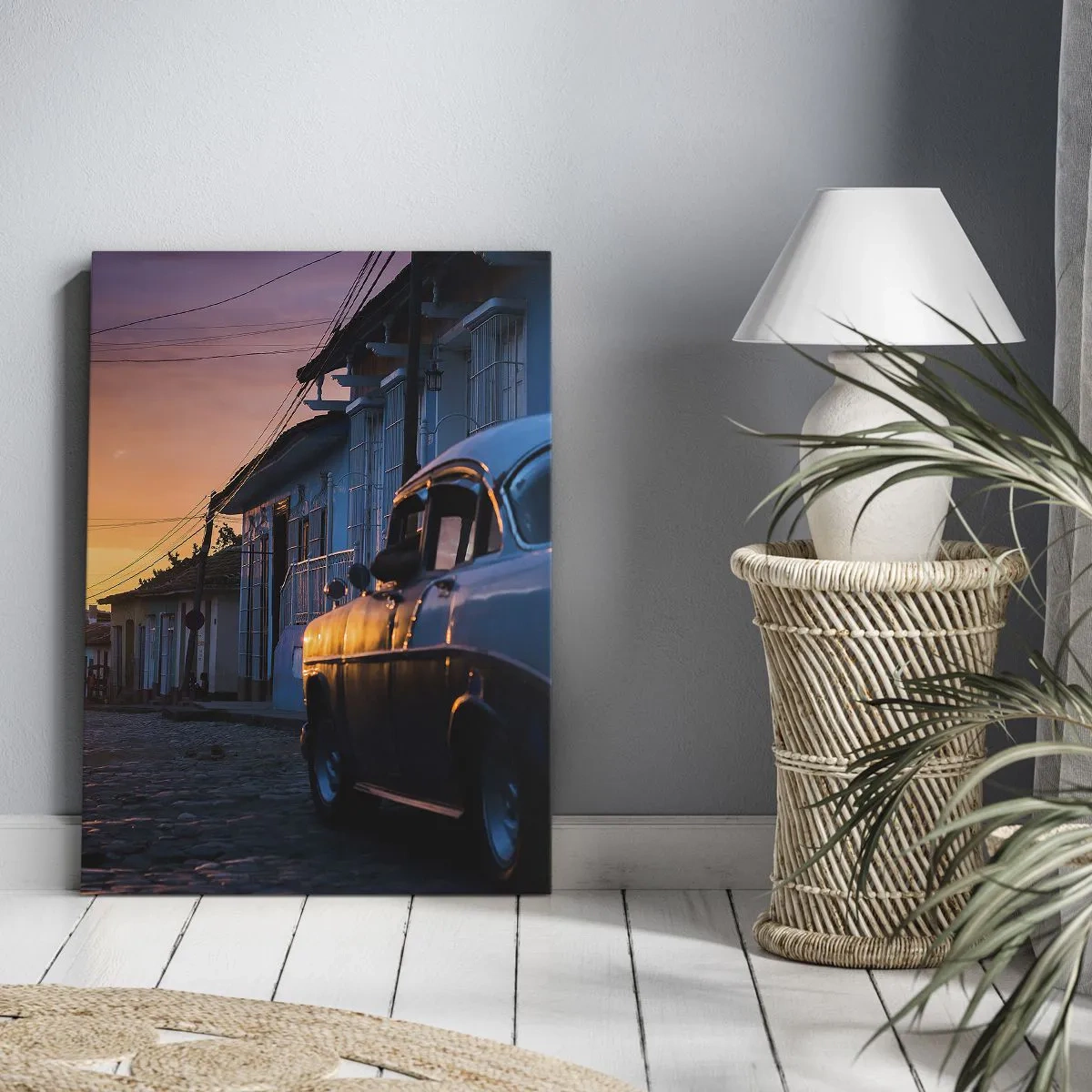 Bild auf Leinwand - Leinwandbild - Retro-Auto und Fahrrad auf der Straße im Licht der untergehenden Sonne - 70x100cm - Hier vergeht die Zeit - Moderne Wanddekoration für Wohnzimmer und Schlafzimmer ARTTOR