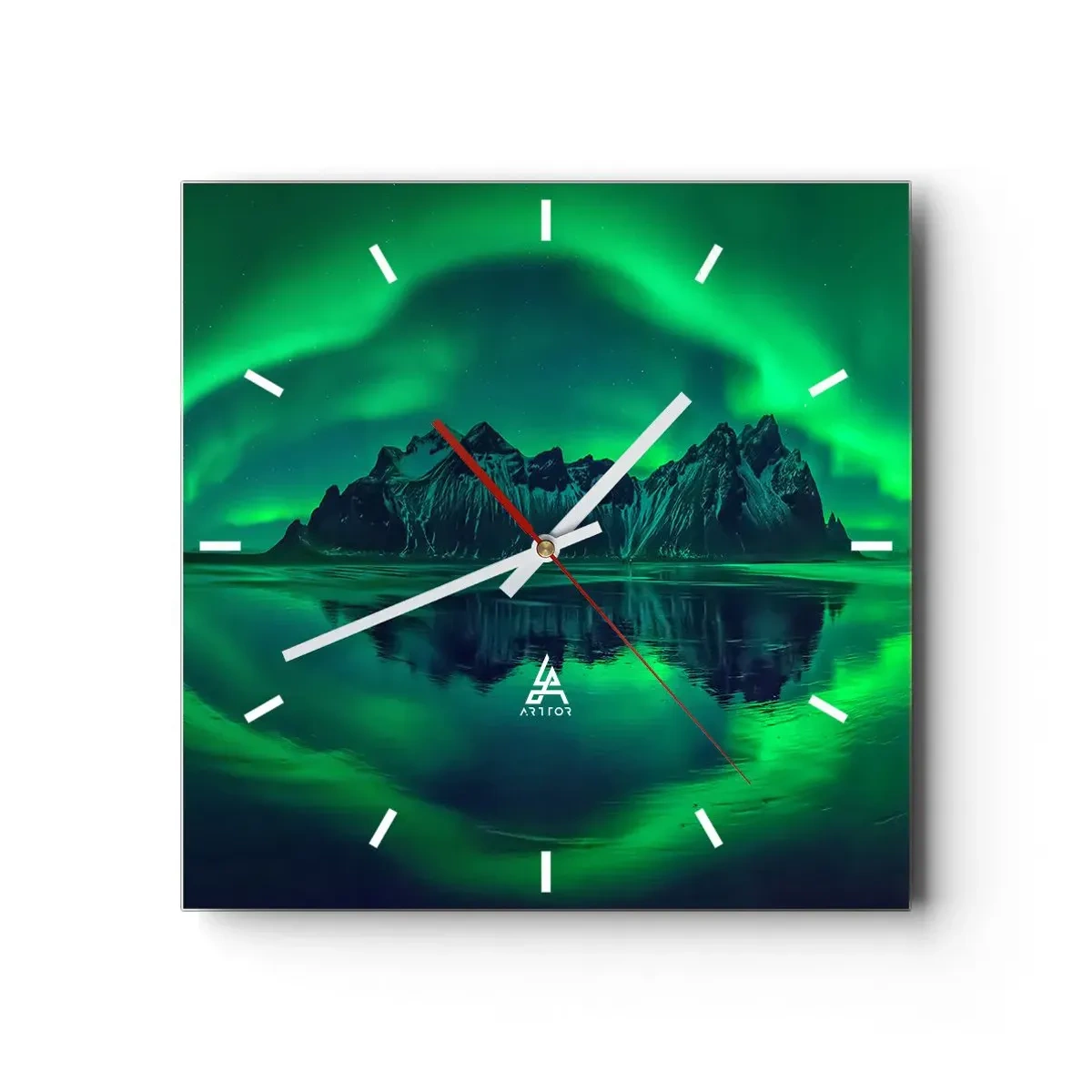 Wanduhr - Glasuhr - Berge, umgeben von Polarlichtern, die sich im Wasser spiegeln - 30x30cm - In den Armen der Aurora - Moderne Wanddekoration für Wohnzimmer und Schlafzimmer ARTTOR