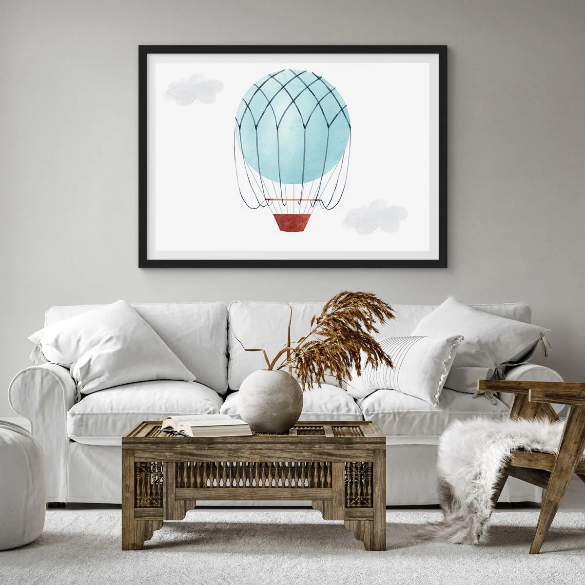 Poster in einem schwarzem Rahmen - Ein handbemalter Ballon vor dem Hintergrund zarter Wolken. - 70x50cm - Ganz in den Wolken - Moderne Wanddekoration für Wohnzimmer und Schlafzimmer ARTTOR