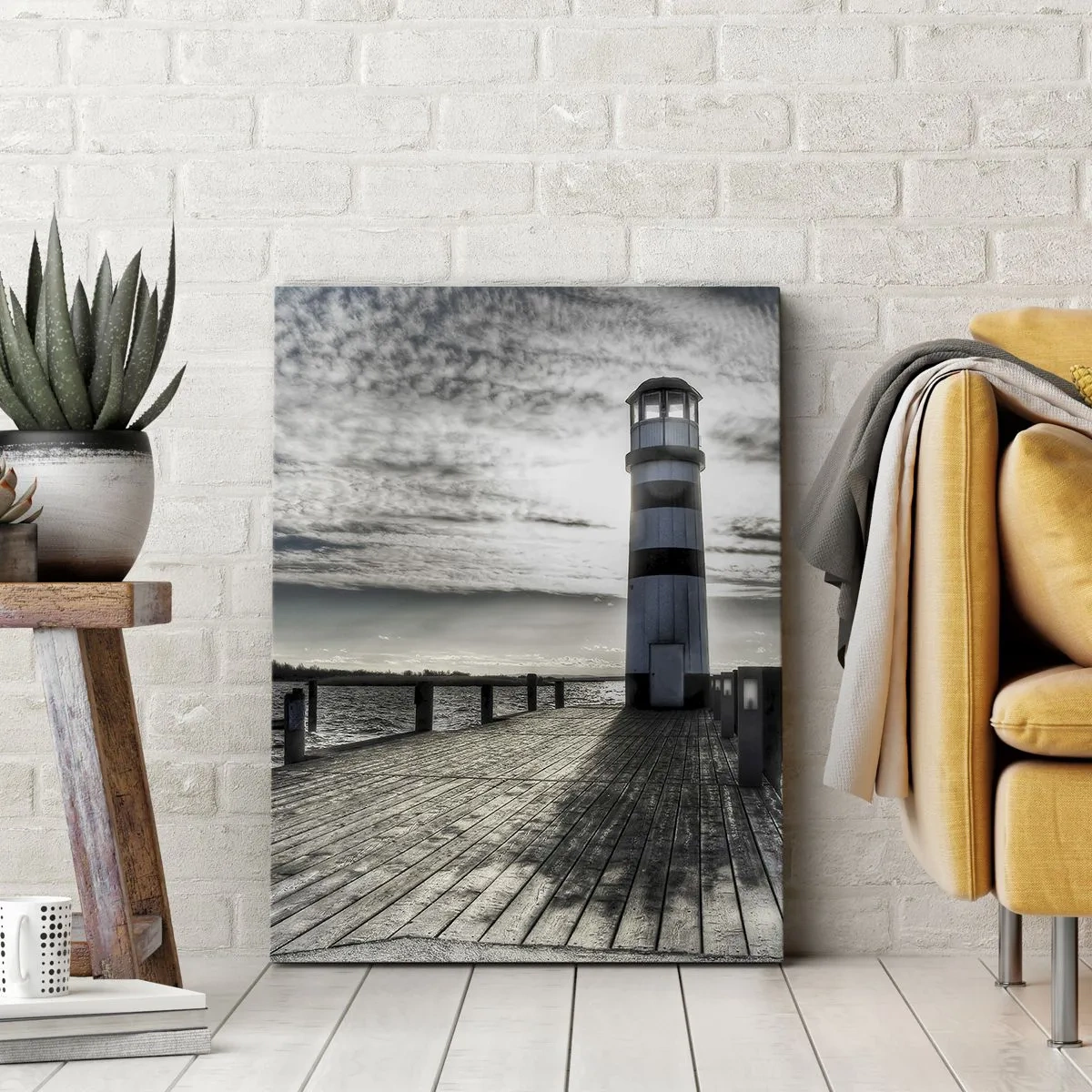 Bild auf Leinwand - Leinwandbild - Leuchtturm auf einem Holzsteg mit Blick auf das Meer. - 50x70cm - Matrosen, ich warte auf euch - Moderne Wanddekoration für Wohnzimmer und Schlafzimmer ARTTOR